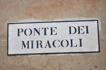 Cartello indicante la direzione verso il Ponte dei Miracoli, Venezia, Italia