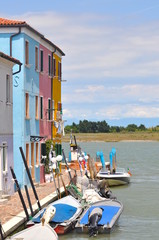 Fototapeta na wymiar Case colorate di Burano con canale, Venezia, Italia