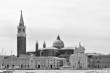 Fototapeta na wymiar Basilica di San Giorgio Maggiore e campanile in bianco e nero, Venezia, Italia