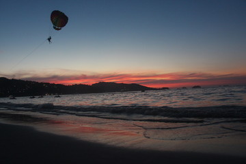 Fototapeta na wymiar hot air balloon over the sea at sunset