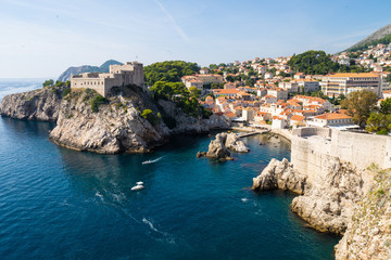 クロアチアの海辺にあるオレンジ屋根の街