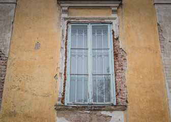 Fototapeta na wymiar Old falling apart window