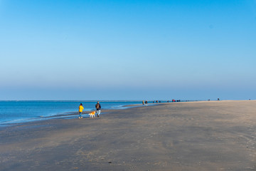 Bei Niedrigwasser lohnt sich ein Strandspaziergang im Winter bei herrlichem Wetter auf Langeoog