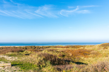 Fototapeta na wymiar Dünenlandschaft auf der ostfriesischen Insel Langeoog mir unendlicher Weite