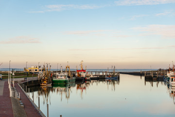 Fototapeta na wymiar Der Hafen von Bensersiel in Ostfriesland im winterlichen Morgenlicht