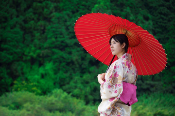 浴衣姿の女性