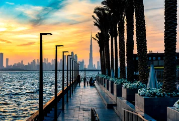 Schilderijen op glas Uitzicht op de skyline van Dubai bij zonsondergang © creativefamily