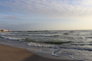 a sea wave that aspire to shore during a little storm