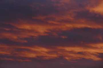 Oranger Leicht bewölkter Himmel