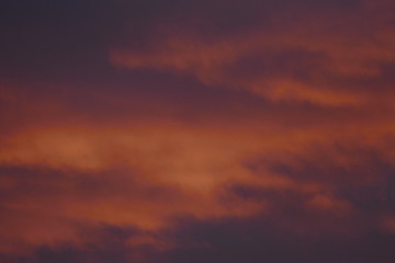 Oranger Leicht bewölkter Himmel
