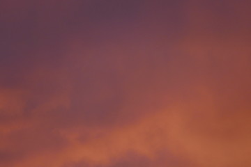 Oranger Leicht bewölkter Himmel