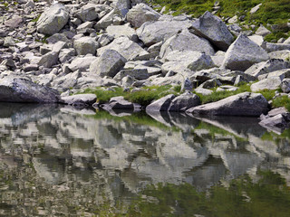 Naklejka na ściany i meble rilassante immagine della montagna d'estate con i riflessi in un laghetto