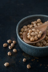 Getrocknete Kichererbsen in einer Schüssel auf einem alten rostigen Hintergrund aus Metall