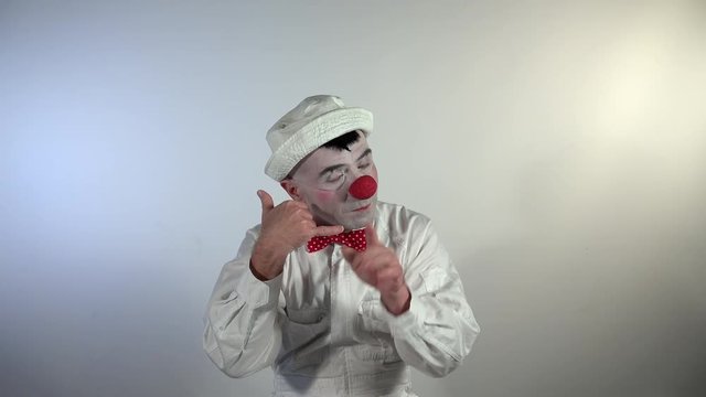 Emoji Clown. A mime clown is talking on the phone and expresses to another person that will call after the end of the conversation.