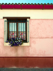 Fenêtre traditionnelle à Baños de Cerraton, Castille-et-León, Espagne
