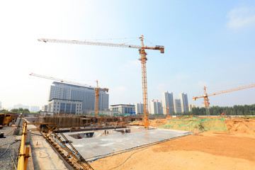 Fototapeta na wymiar busy construction site in a city