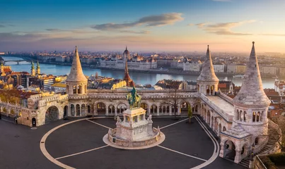 Fotobehang Boedapest Boedapest, Hongarije - het beroemde Vissersbastion bij zonsopgang met standbeeld van koning Stephen I en het parlement van Hongarije op de achtergrond