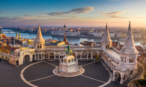 Fototapeta Budapest, Hungary - The famous Fisherman's Bastion at sunrise with statue of King Stephen I and Parliament of Hungary at background