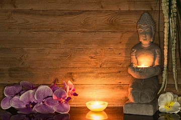 Buddha im Kerzenschein