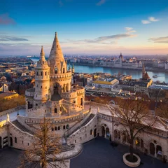 Foto op geborsteld aluminium Boedapest Boedapest, Hongarije - de belangrijkste toren van het beroemde Vissersbastion (Halaszbastya) van bovenaf met Parlementsgebouw en rivier de Donau op de achtergrond op een zonnige ochtend