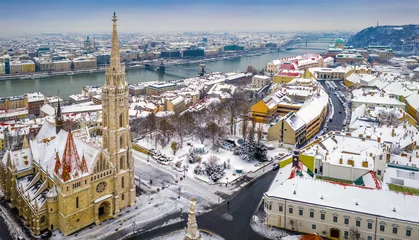 Tableaux ronds sur aluminium brossé Széchenyi lánchíd Budapest, Hungary - Aerial panoramic view of the snowy Buda district with Matthias Church, Buda Castle Royal Palace, Szechenyi Chain Bridge and Statue of Liberty at winter time