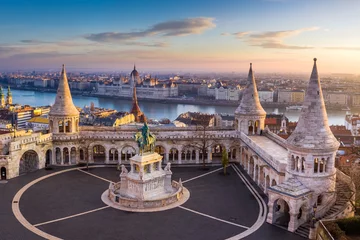 Abwaschbare Fototapete Budapest Budapest, Ungarn - Die berühmte Fischerbastei bei Sonnenaufgang mit der Statue von König Stephan I. und dem ungarischen Parlament im Hintergrund