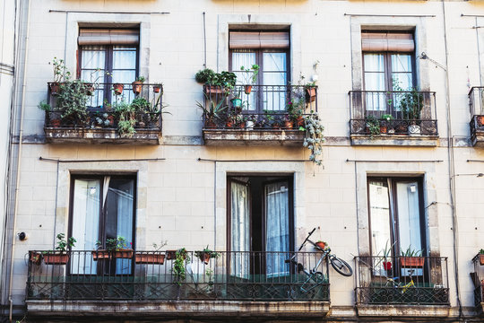 Fa&ccedil;ade d'un immeuble avec des balcons fleuris