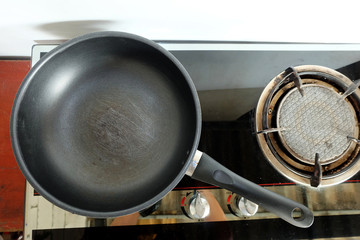 Scratches on the teflon pan on the gas stove, Sloppy kitchen