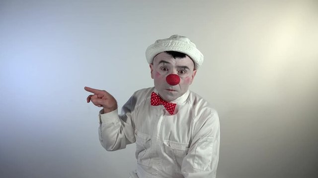 Emoji Clown. An insistent clown expels  someone three times.