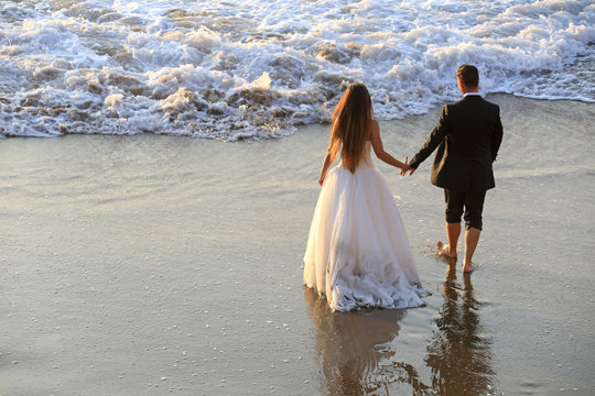 pareja de novios con traje de boda sacandose fotograf&iacute;as en la playa pa&iacute;s vasco euskadi 4M0A5483-A19