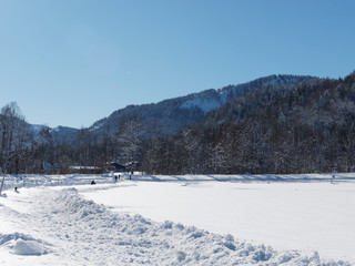 Fototapeta na wymiar Les Alpes de Bavière. Piste de ski de fond du Hirschberg entre Point et Scharling le long du massif du Hirschberg