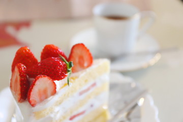 コーヒーとイチゴのショートケーキ