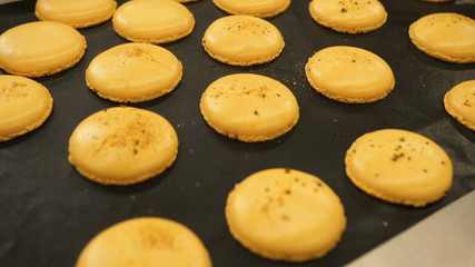 Needlework chef. The span of the camera over the finished halves of macaroons and over the macaroons that still need to go to the oven for vypikaniya, the French dessert in the style of Provence