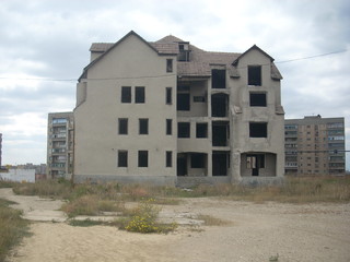 недостроенные здания , разруха