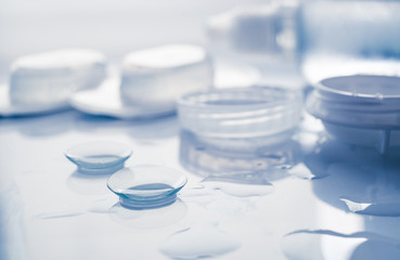 Contact lenses set with pair of contact lenses and container