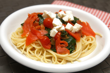 Spaghetti mit Räucherlachs, Spinat und Mozzarella