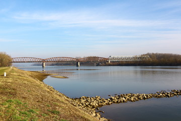 Blick auf die Rheinbrücke Wintersdorf-Roppenheim