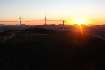 Fototapeta na wymiar pôr de sol e as turbinas de energia eólicas
