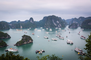 Halong-Bucht / Halong Bay in Vietnam mit Schiffen und Karstfelsen