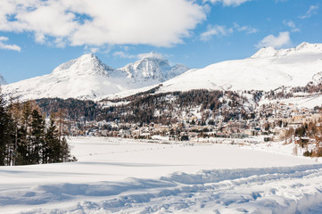 Fototapeta na wymiar St. Moritz, St. Moritzersee, Corviglia, Piz Nair, Piz Julier, Oberengadin, Alpen, Winter, Wintersport, Graubünden, Schweiz