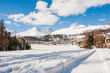 Fototapeta na wymiar St. Moritz, St. Moritzersee, Winterwanderweg, Winter, Oberengadin, Engadin, Alpen, Piz Nair, Piz Julier, Graubünden, Schweiz
