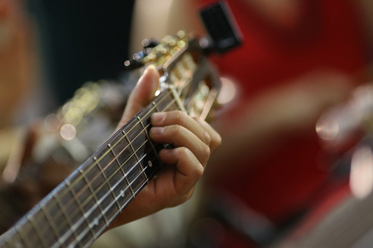 detalhe de viol&atilde;o sendo tocado em uma roda de samba