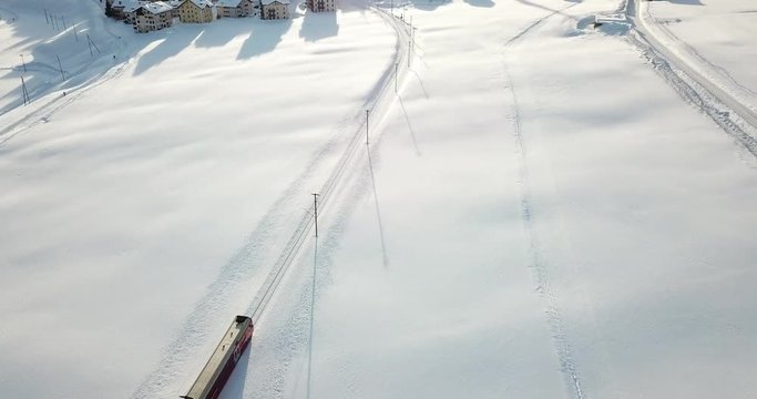 Bahn f&auml;hrt in Bergdorf ein