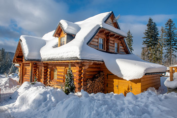 tradycyjny dom Góralski w zimie