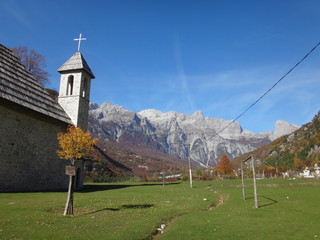 Kościół w wiosce Theth w Górach Przeklętych w Albanii © Michal