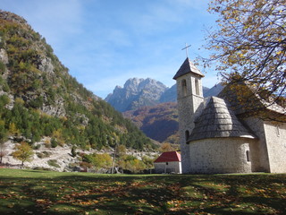 Kościół w wiosce Theth w Górach Przeklętych w Albanii