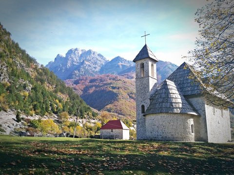 Kości&oacute;ł w wiosce Theth w G&oacute;rach Przeklętych w Albanii