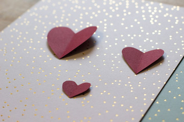 drei rote Herzen liegend auf papier
