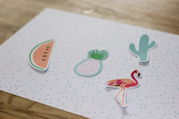 melone, ananas, flamingo und kaktus auf papier isoliert