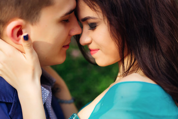 Naklejka premium a close-up of a guy and girl who lean their heads and closed th